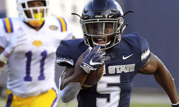Utah State running back Darwin Thompson (5) carries the ball for a 65-yard touchdown as Tennessee T...