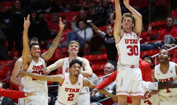 The Utes bench cheers for a 3-pointer from Utah guard Brooks King (30) from the sidelines at the en...
