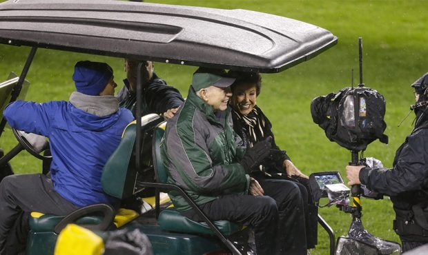 Bart Starr, former Green Bay Packers quarterback and his spouse Cherry Louise Morton ride out to th...