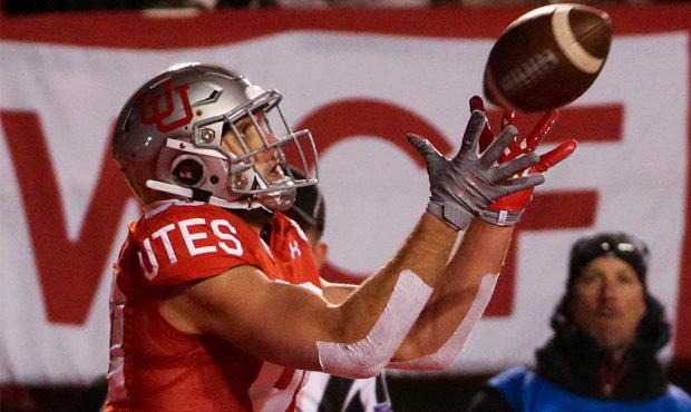 Utah Utes tight end Brant Kuithe (80) catches a touchdown pass from quarterback Tyler Huntley, not ...