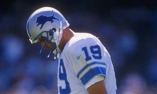 Quarterback Scott Mitchell of the Detroit Lions hangs his head in frustration as he walks off the f...