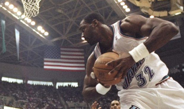 1998: Karl Malone #32 of the Utah Jazz in action during a game against the Houston Rockets (Getty: ...