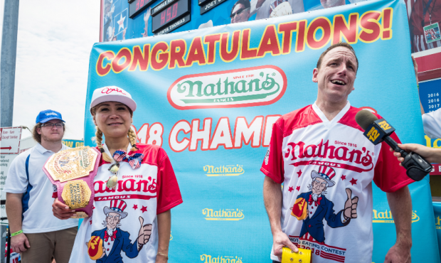 Miki Sudo - Joey Chestnut - Nathan's Hot Dog Eating Contest...