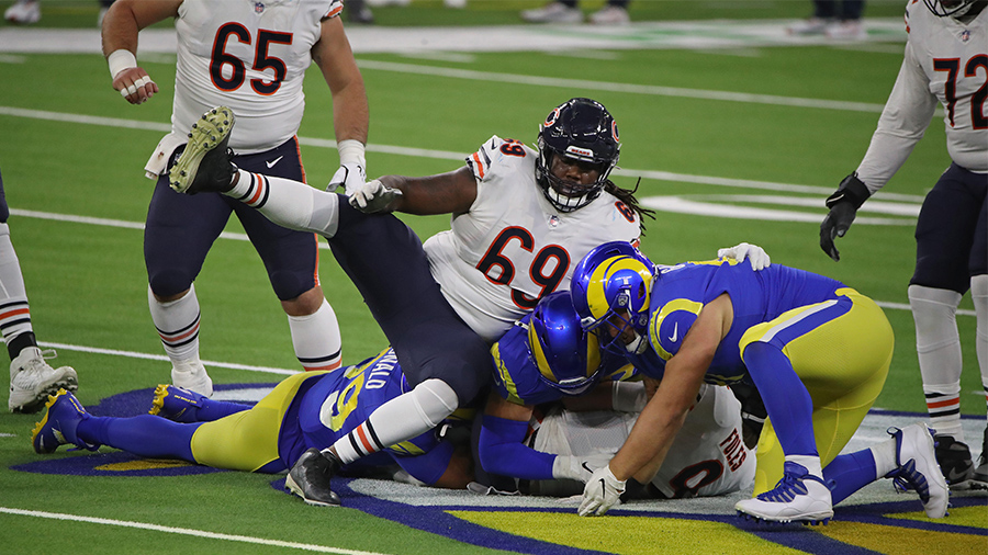 Leonard Floyd of the Chicago Bears celebrates after sacking Aaron