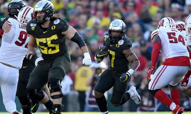 CJ Verdell #7 of the Oregon Ducks runs the ball against the Wisconsin Badgers during the second qua...