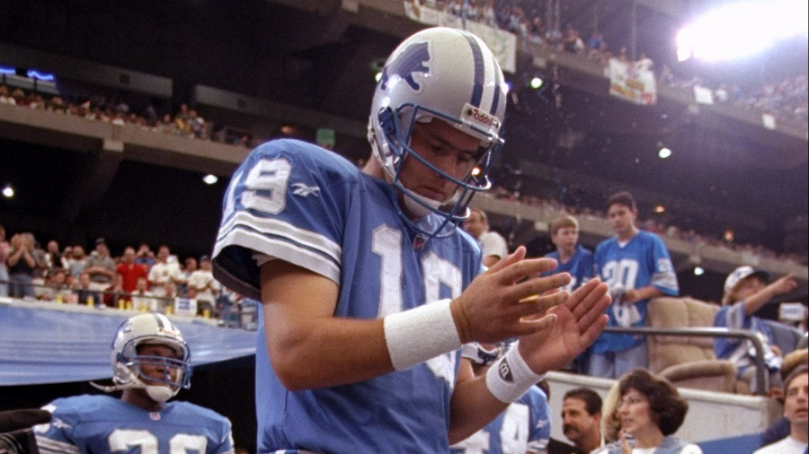 Former Quarterback Scott Mitchell #19 of the Detroit Lions