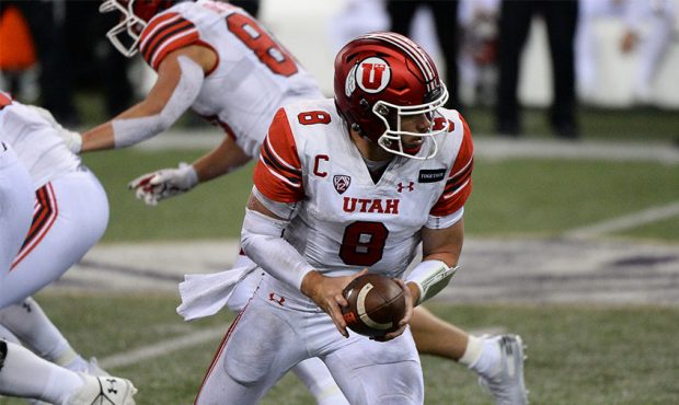 Utah Utes quarterback Jake Bentley (8) turns to hand off the ball during a PAC12 football game betw...