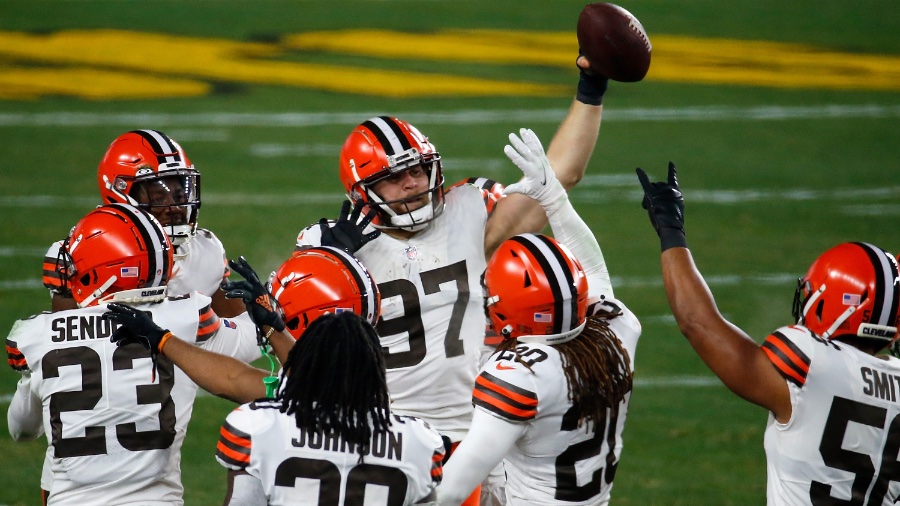 Browns Defensive End Porter Gustin Records First Career Interception Against  Steelers