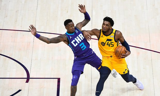 Hornets Broadcasters Go Nuts Over Donovan Mitchell Travel No Call