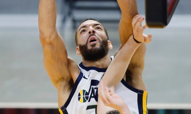 Jazz Center Rudy Gobert Jams Perfect Alley-Oop From Mike Conley Against Heat