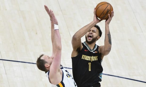 Joe Ingles of the Utah Jazz defends Kyle Anderson of the Memphis Grizzlies (Photo by Alex Goodlett/...