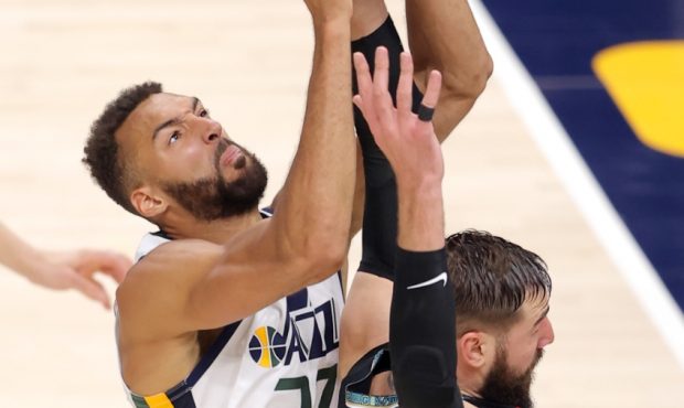 Gobert Throws Down Slam Dunk On Alley-Oop From Niang During Grizzlies/Jazz Game