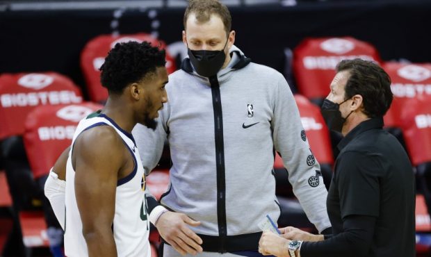 Quin Snyder talks to Utah Jazz guards Donovan Mitchell and Joe ingles (Photo by Tim Nwachukwu/Getty...