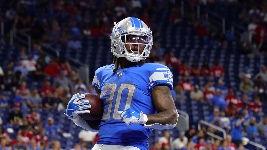 Former Packer Jamaal Williams scoring a touchdown for the Detroit Lions