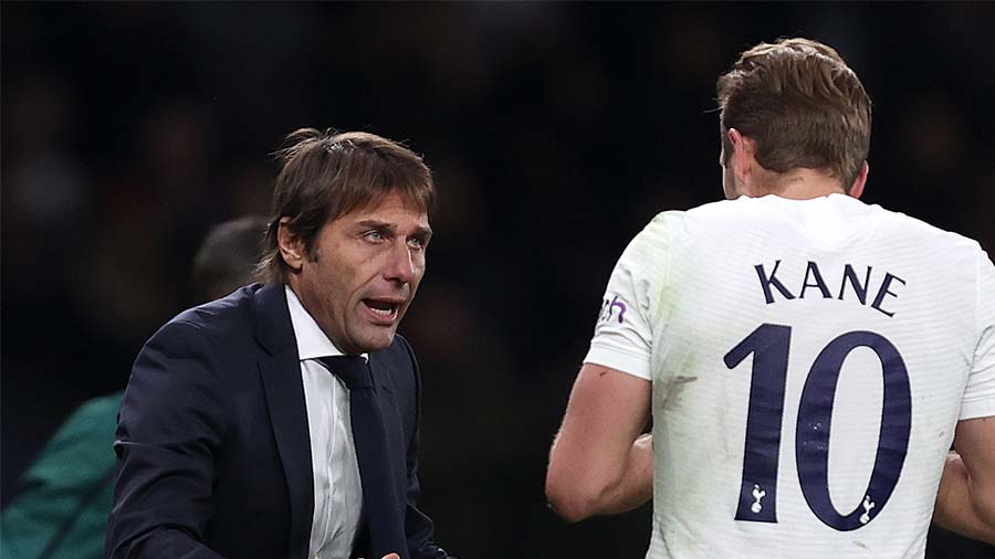 LONDON, ENGLAND - NOVEMBER 04: Antonio Conte, Manager of Tottenham Hotspur speaks with Harry Kane o...