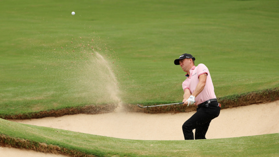 justin-thomas-chips-from-bunker...