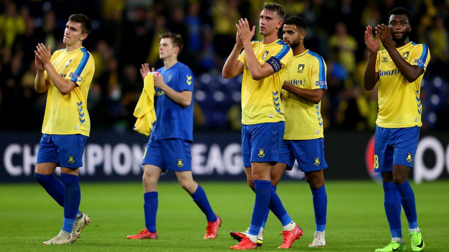 Brondby IF-players-applaud-home-support...