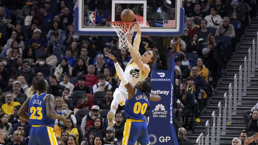 Lauri Markkanen finishes an alley-oop against the Golden State Warriors....