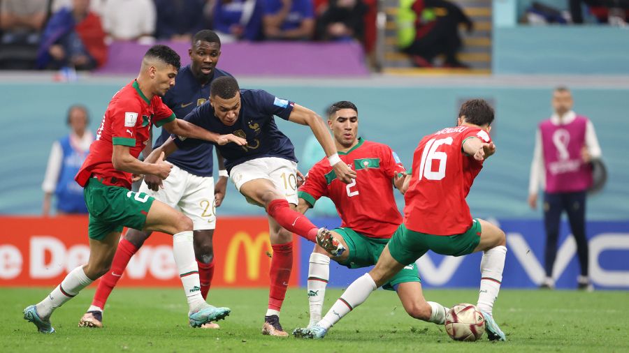 Mbappe-shoots-amongst-Morocco-players-in-World-Cup-semifinal...