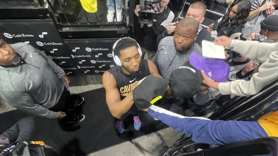 Donovan Mitchell swarmed by Jazz fans in his return to Utah...