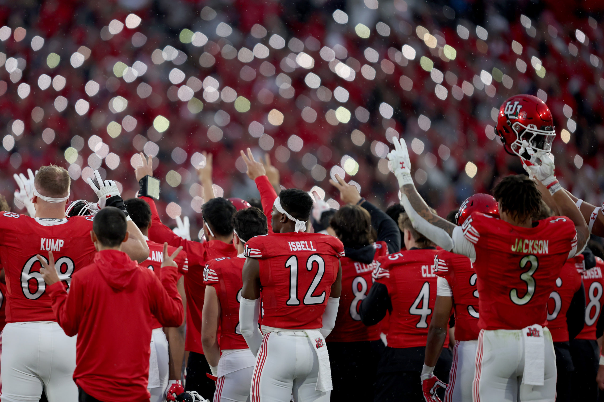 PASADENA, CALIFORNIA - JANUARY 02: The Utah Utes put their hands up during halftime in the 2023 Ros...