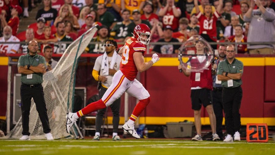 Source - Chiefs TE Travis Kelce (back) expected to play - ESPN
