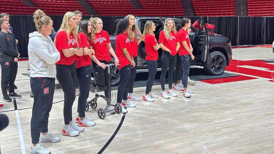 utah-womens-basketball-celebrate-getting-a-lease-on-a-2024-vehicle-from-the-crimson-collective...