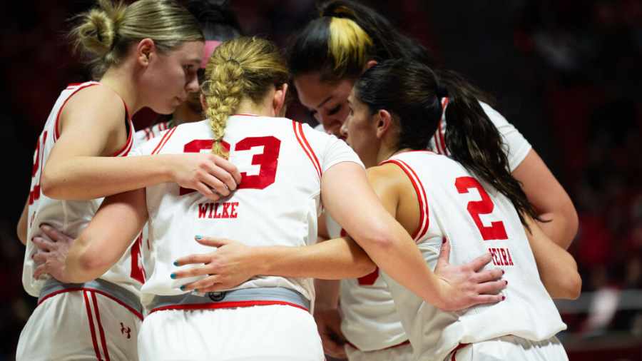 utah-womens-basketball-huddles-during-stanford-game-in-huntsman-center-2024...