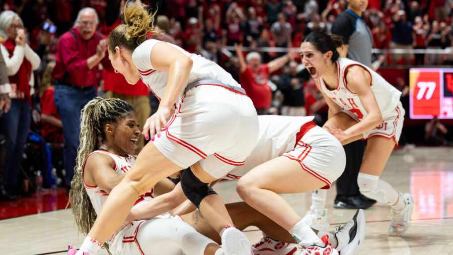 utah-womens-basketball-celebrates-dasia-youngs-game-winning-layup-on-the-court-at-the-huntsman-cent...