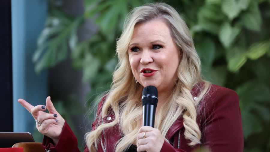 holly-rowe-engages-audience-at-red-butte-gardens-2024...
