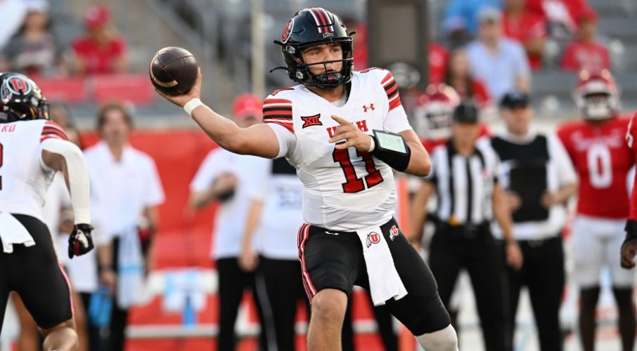 HOUSTON, TEXAS - OCTOBER 26: Isaac Wilson #11 of the Utah Utes throws a pass for a touchdown agains...